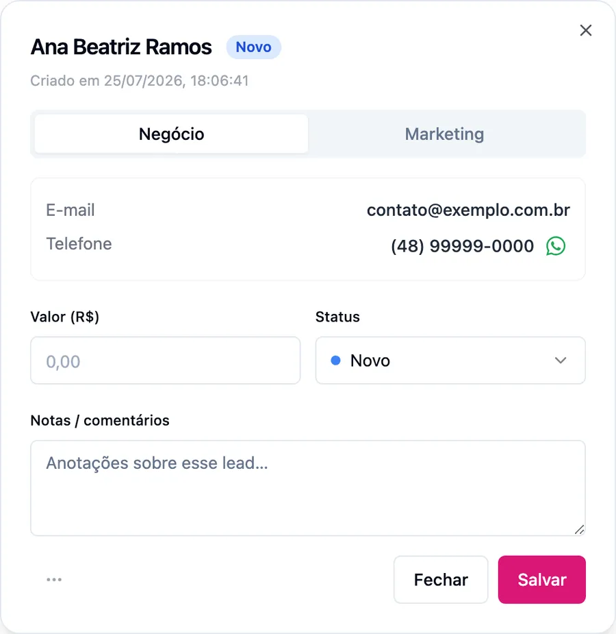 Ficha de um lead aberta, com dados de contato, origem e histórico de atendimento