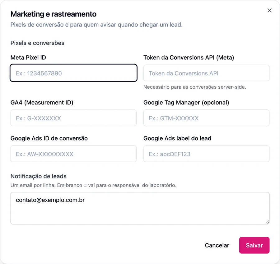 Janela de configurações do site com o campo de e-mails que recebem os novos leads